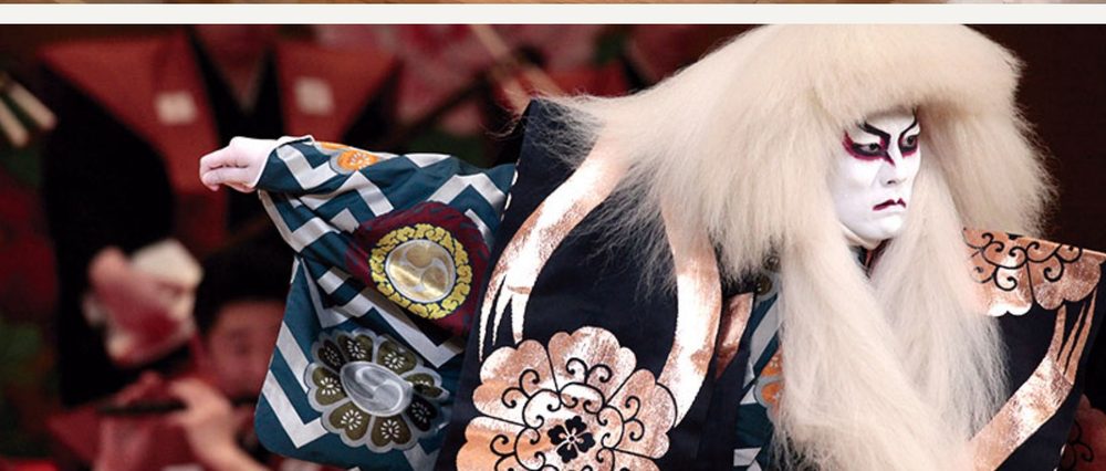 Actor de kabuki caracterizado sobre el escenario
