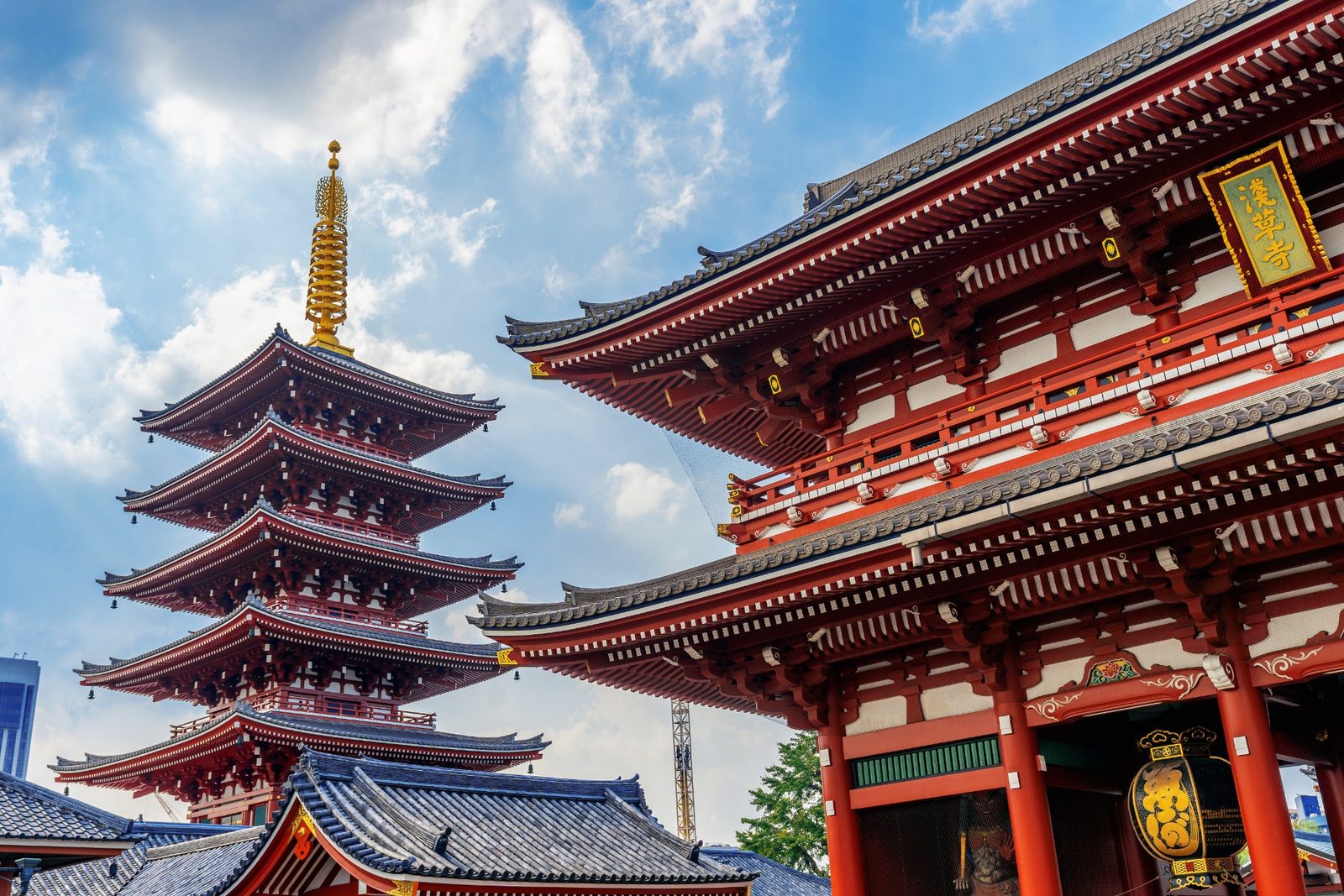 Pagoda de cinco pisos y puerta Hozomon del Templo Senso-ji en Asakusa