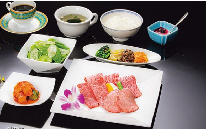 Charola de cortes de res japonesa lista para asar